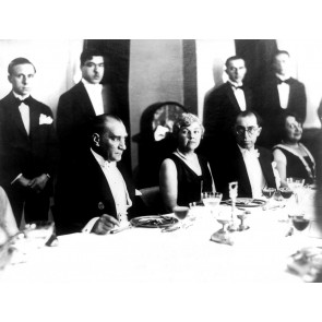 Atatürk in einer Besprechung 