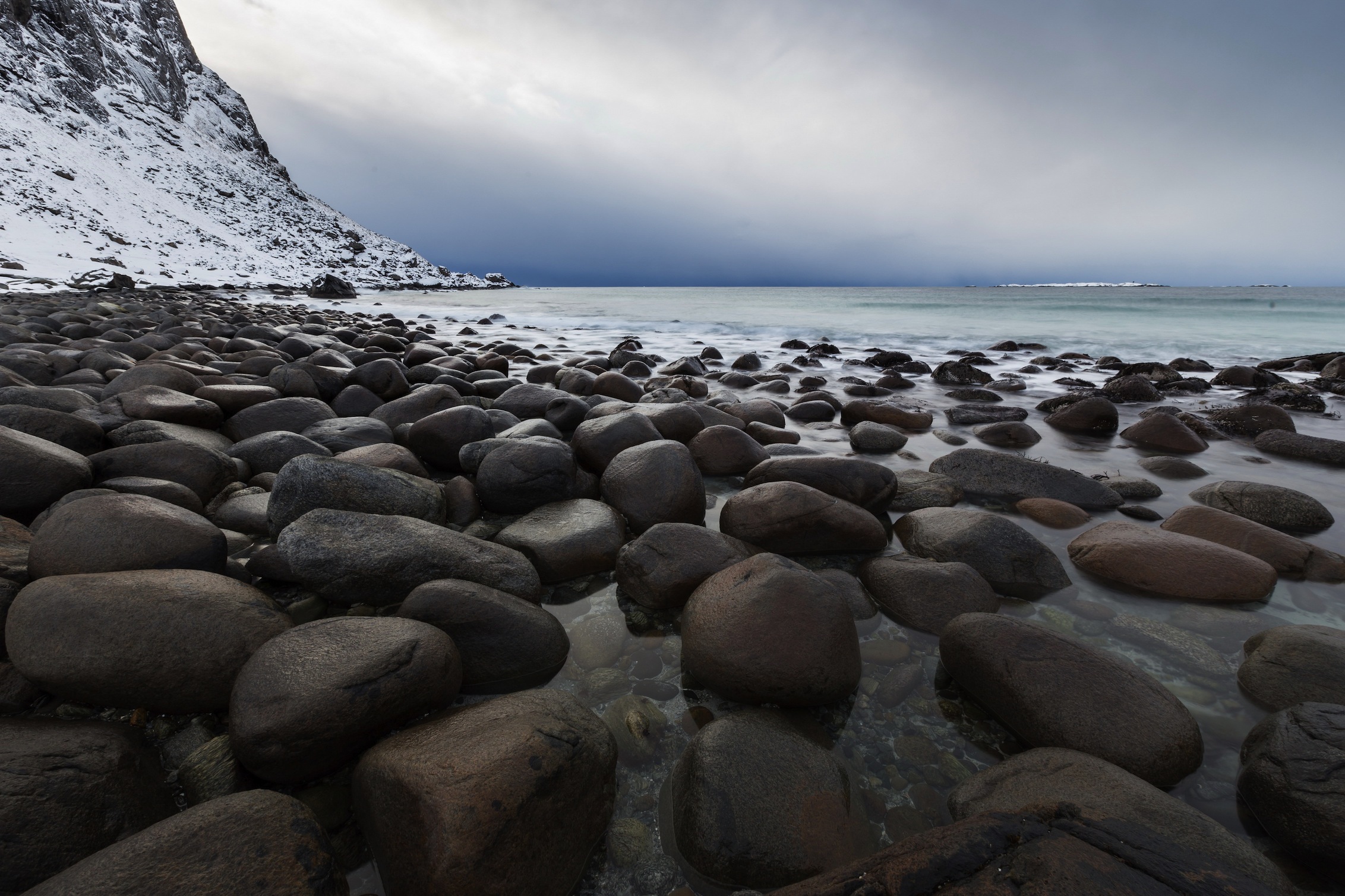 Feuchte Steine  Bildtapete