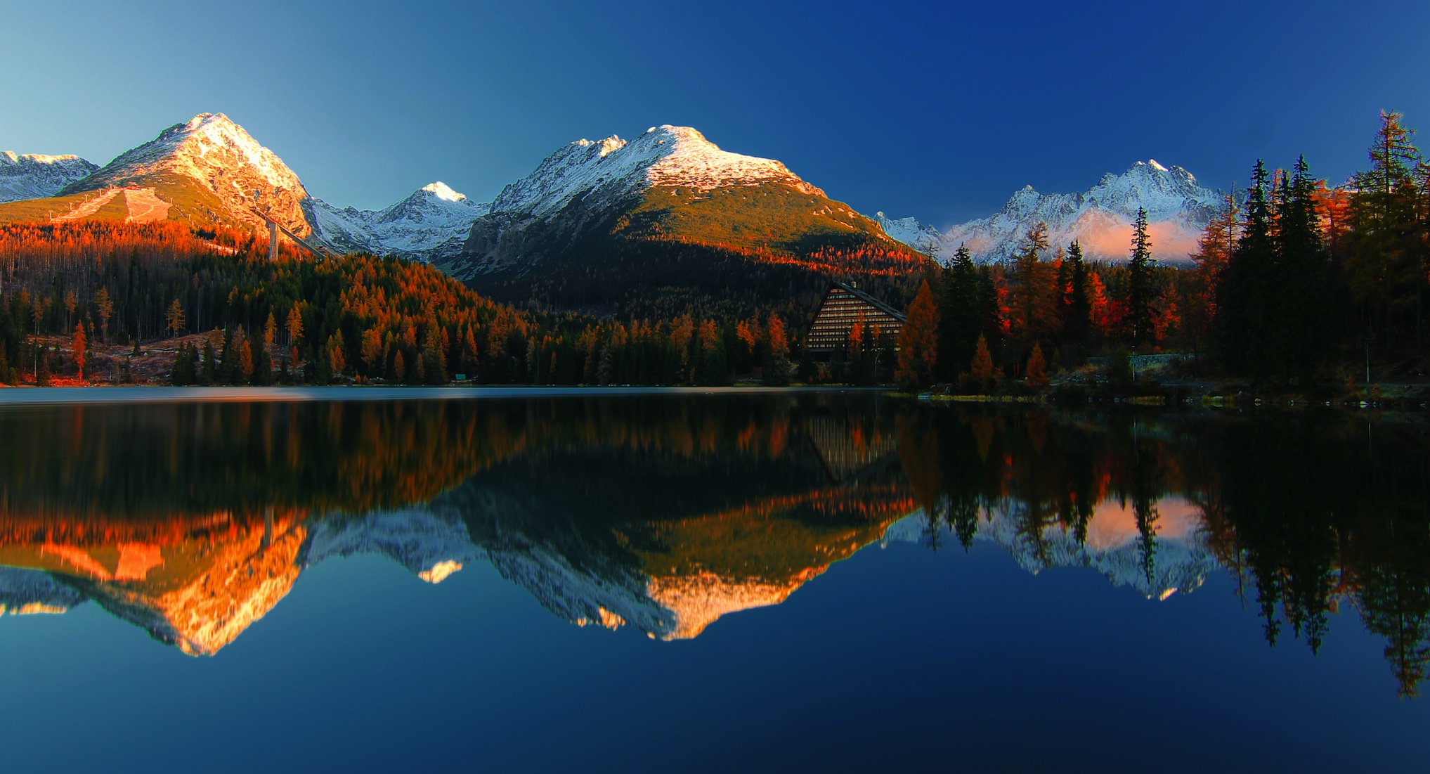Spiegelung Der Berge  Foto Tapete