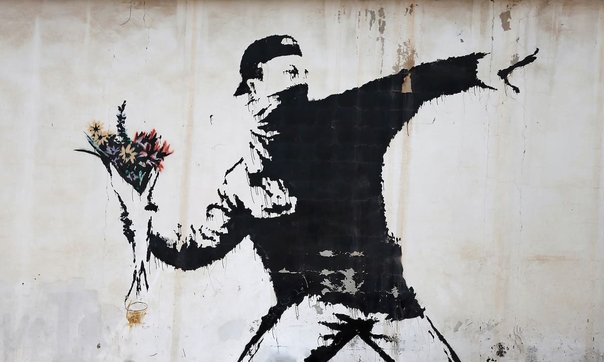 Banksy Blumenwerfer Graffiti Fototapete wallpaper mural