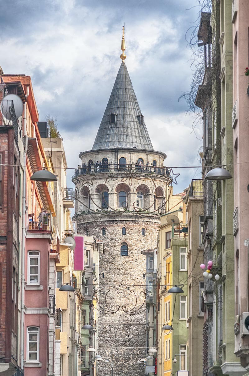Eine Straße in Galata Fototapete wallpaper mural